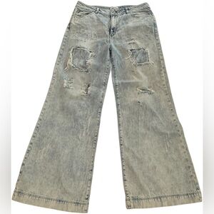 Stylish Distressed Wide-Leg Jeans in Light Blue Acid Wash
